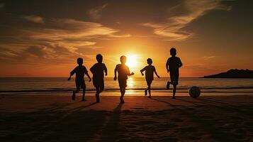 Treinamento jovem Rapazes Como uma equipe em a de praia às pôr do sol foto