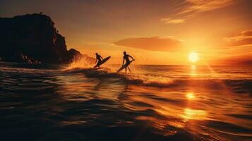 surfistas pegando ondas dentro tenerife às pôr do sol foto