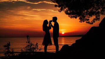 uma pôr do sol selfie com uma casal dentro silhueta contra a mar foto