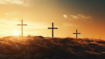 cruzes em Colina às pôr do sol simbolizando Jesus crucificação foto