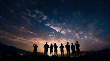 pessoas observando a leitoso caminho dentro silhueta foto