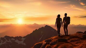 casal desfrutando liberdade e admirando montanha pôr do sol em cume dentro Alemanha foto