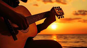 músico jogando acústico guitarra silhueta às pôr do sol foto