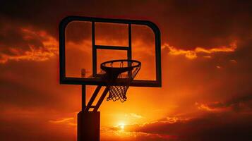 ideal papel de parede com pôr do sol silhueta dentro basquetebol aro foto