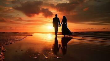 casal caminhando em de praia silhueta foto