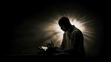 uma homem detém uma Bíblia ora dentro Preto e branco com uma luz flare foto