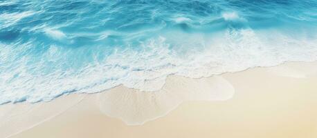 aéreo Visão do uma de praia com Claro azul água e luz solar representando verão período de férias e natural beleza foto