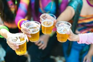 ao ar livre feliz amigos dentro verão Festa. amizade suspensão Fora com bebidas comemoro torrada tendo Diversão às música festival verão feriado período de férias foto