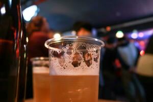 esboço, projeto cerveja. desfrutando tarde bebidas às a bar festa dentro uma Boate . foto