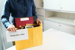 Sair trabalho o negócio homem enviando renúncia carta e embalagem coisa demitir-se deprimir ou carregando o negócio cartão caixa dentro escritório. mudança do trabalho ou disparamos a partir de empresa. foto