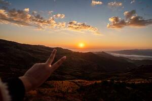 verão montanhas com pôr do sol Visão do natureza penhasco montanha. mulher viagem turista sozinho manhã liberdade e felicidade foto