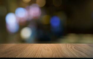 esvaziar madeira mesa topo e borrão do Fora porta jardim fundo esvaziar de madeira mesa espaço para texto marketing promoção. em branco madeira mesa cópia de espaço para fundo foto