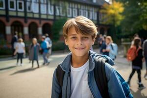 uma feliz criança dentro Preto caminhando para dentro escola foto