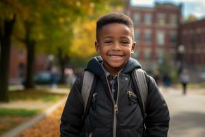 uma feliz criança dentro Preto caminhando para dentro escola foto