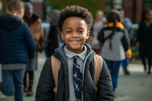 uma feliz criança dentro Preto caminhando para dentro escola foto