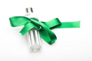 lâmpada ecológica, decorada com uma fita verde foto