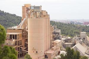 antiga fábrica de cimento, fechada e abandonada. foto