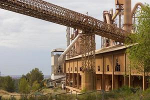 antiga fábrica de cimento, fechada e abandonada. foto