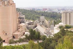 antiga fábrica de cimento, fechada e abandonada. foto