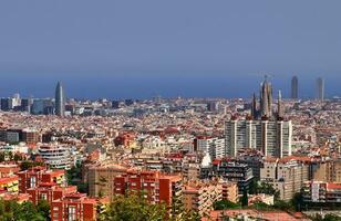 aéreo Visão do lindo cidade Barcelona dentro ensolarado verão clima. foto