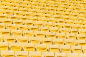 esvaziar amarelo assentos às estádio, linhas do assento em uma futebol estádio, selecione foco foto