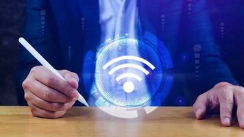 homem de negocios usando tocante com Wi-fi ícone. social rede o negócio comunicação conceito, Wi-fi sem fio conceito livre rede Internet conceito. foto