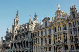 bela fachada antiga em grande lugar em bruxelas, bélgica foto