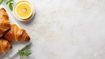 café da manhã com croissant em pedra fundo foto