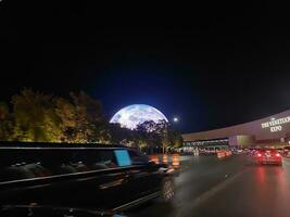 msg esfera exosfera dentro las vegas, nevada às noite. Visão a partir de a janela do uma comovente carro. foto