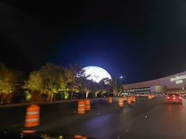 msg esfera exosfera dentro las vegas, nevada às noite. Visão a partir de a janela do uma comovente carro. foto