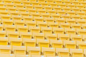 esvaziar amarelo assentos às estádio, linhas do assento em uma futebol estádio, selecione foco foto