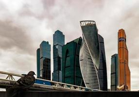 panorama do centro internacional de negócios de moscou em um dia escuro e a pomba. foto
