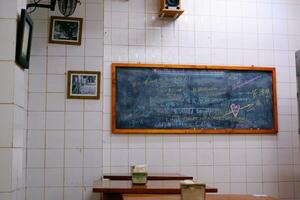 Jacarta, Indonésia, 2023 - quadro-negro em a parede dentro uma café fazer compras às China Cidade foto