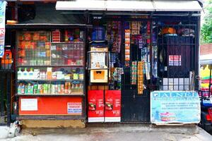 Makati, Manila, Filipinas, 2023 - pesadamente trancado e protegido pequeno loja com muitos produtos foto