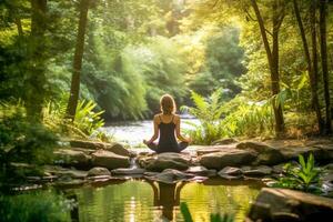 pessoa praticando ioga dentro uma pacífico ao ar livre contexto, conectando com natureza. foto