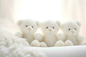 três Urso de pelúcia Urso brinquedos em a limpar \ limpo cama foto