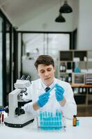 moderno médico pesquisa laboratório. fêmea cientista trabalhando com micro pipetas analisando bioquímico amostras, avançado Ciência químico laboratório foto
