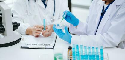 teste tubos dentro clínica, farmacia e médico pesquisa laboratório e Novo químico substâncias foto