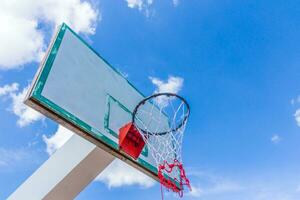 basquetebol aro em azul céu foto