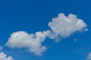 céu azul com nuvens foto