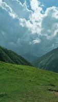 épico montanha, desfiladeiro nuvens em montanhas, verde verão panorama foto
