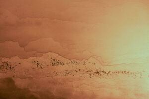 abstrato fundo, laranja duna. rachaduras e salgadinhos reminiscente do colinas e nublado céu. imagens do abstrato montanhas e natureza. papel de parede para impressão, fundo. Alto qualidade ilustração foto