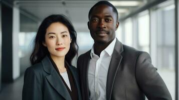 ásia mulher e africano cara. moderno confiante casal do empregados foto