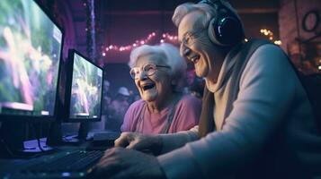 engraçado idosos casal estão jogando computador jogos. velho gamers dentro uma computador clube. foto