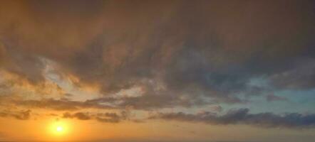 pôr do sol céu fundo com nuvens. beleza brilhante ar fundo. sombrio vívido ciano panorama. foto