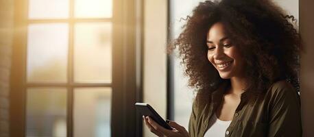 jovem mulher usando telefone de janela verificação namoro aplicativo lindo cabelo casa interior foto