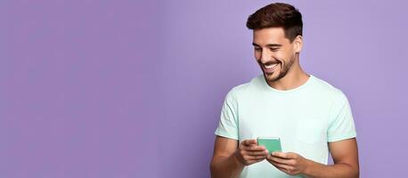 sorridente jovem homem compras conectados com crédito cartão isolado em roxa fundo foto