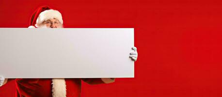 santa segurando bandeira com em branco espaço em vermelho fundo foto