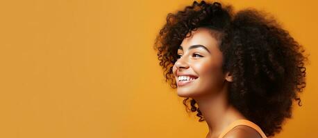 latina mulher sorridente cópia de espaço foto