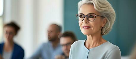 com experiência o negócio treinador instruindo uma corporativo classe foto